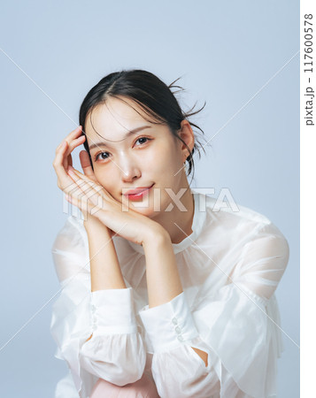 おしゃれな女性の美容・スキンケアイメージ 117600578