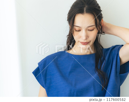 シンプルでキレイめなファッションの女性ポートレート 117600582