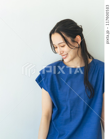 シンプルでキレイめなファッションの女性ポートレート 117600583