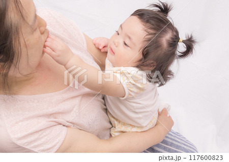 【おばあちゃんの顔を触る赤ちゃん】 117600823
