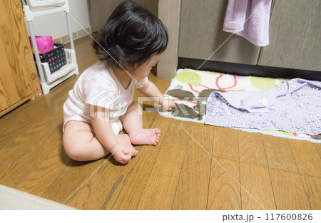 【キッチンでお座りするツインテールの赤ちゃん】 【キッチンでお座りするツインテールの赤ちゃん】 117600826