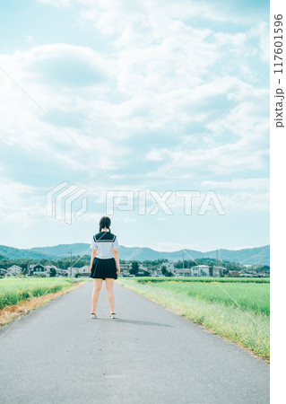 夏の田んぼ道に立つ三つ編みのセーラ服の女の子 夏の田んぼ道に立つ三つ編みのセーラ服の女の子 117601596