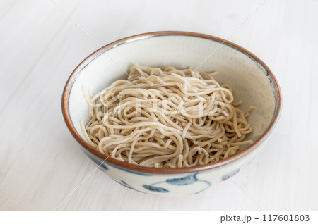 どんぶりに入った茹でた蕎麦 117601803