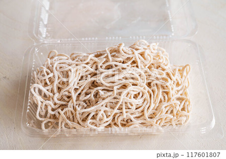 パックに入った生蕎麦 パックに入った生蕎麦 117601807