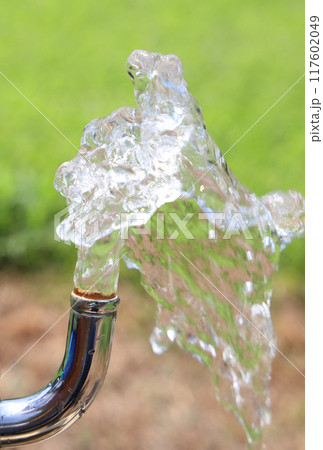 水道の蛇口から出る水 117602049