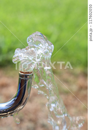 水道の蛇口から出る水 117602050