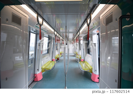 ベトナム ハノイメトロ3号線の車内 117602514