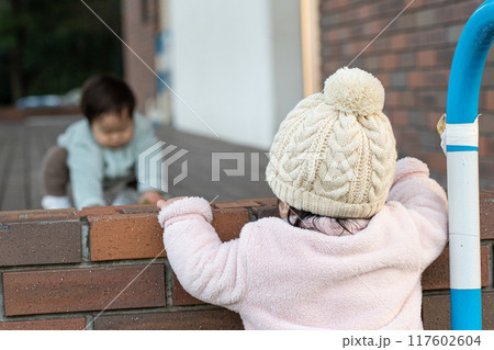 公園で遊ぶ幼児 公園で遊ぶ幼児 117602604