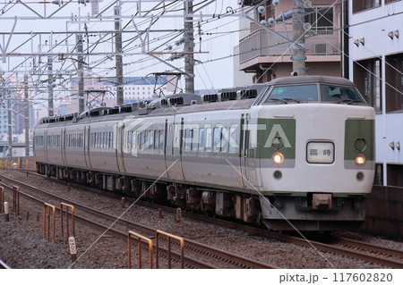 高架線を高速で駆け抜ける189系電車_2010/5/30撮影 117602820