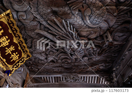 神崎神社の龍の彫刻 117603173