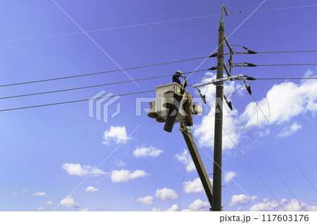 空をバックに高所作業をする人 117603176