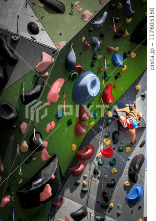 スポーツクライミングに挑戦する人 スポーツクライミングに挑戦する人 117603180