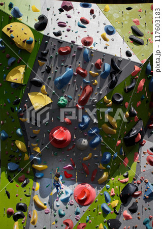 スポーツクライミングに挑戦する人 117603183