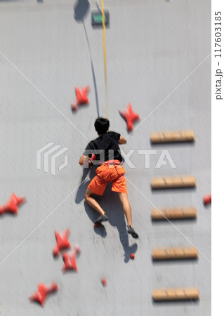 スポーツクライミングに挑戦する人 スポーツクライミングに挑戦する人 117603185