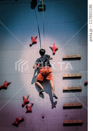 スポーツクライミングに挑戦する人 スポーツクライミングに挑戦する人 117603186