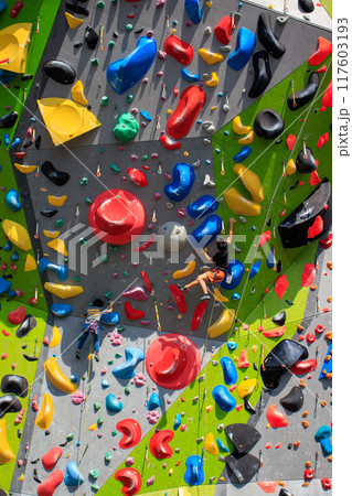 スポーツクライミングに挑戦する人 117603193