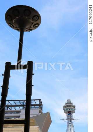 大阪　大阪市浪速区　通天閣とUFO型街灯 117603241