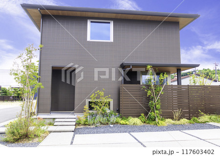 新築住宅外観　玄関アプローチ 117603402
