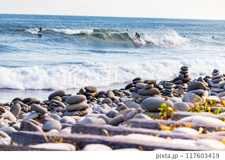 鳴り石の浜とサーファーの男たち 鳴り石の浜とサーファーの男たち 117603419