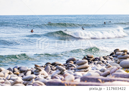鳴り石の浜とサーファーの男たち 117603422