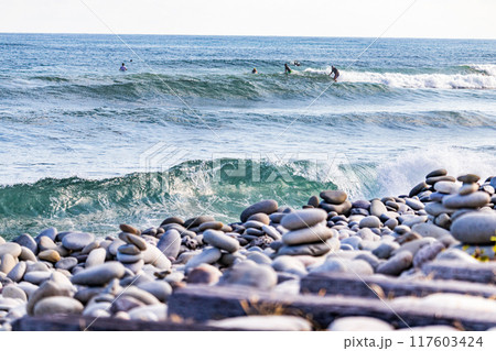鳴り石の浜とサーファーの男たち 鳴り石の浜とサーファーの男たち 117603424
