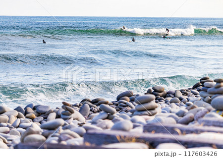 鳴り石の浜とサーファーの男たち 鳴り石の浜とサーファーの男たち 117603426