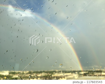 青空にある美しい虹、自然の奇跡に感じ、七色が鮮やかに輝き、空全体を包む 青空にある美しい虹、自然の奇跡に感じ、七色が鮮やかに輝き、空全体を包む 117603543