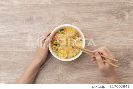 カップラーメンを食べる女の子。 117603941