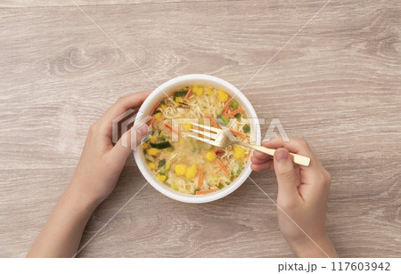 カップラーメンを食べる女の子。 117603942