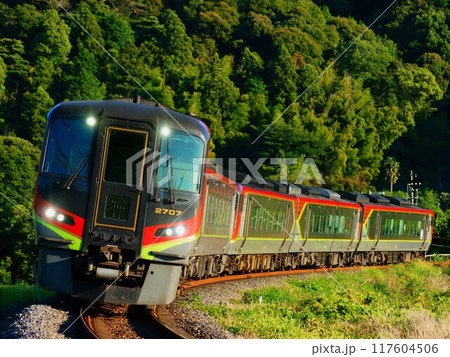 夕陽を浴びて讃岐財田の大カーブを通過する2700系気動車・特急南風 117604506