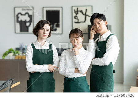 悩むカフェの店員 117605420