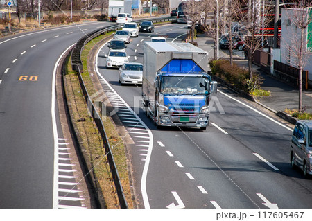 カーブする国道を走るウィングトラック カーブする国道を走るウィングトラック 117605467