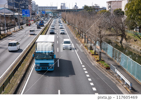 少し混んでいる国道の直線道路 少し混んでいる国道の直線道路 117605469