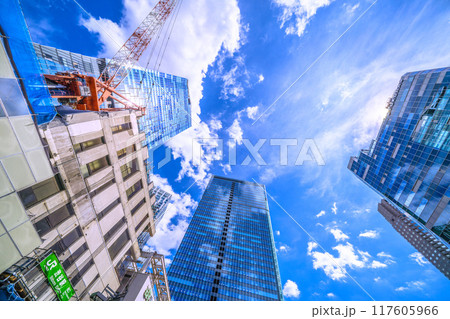 日本の東京都市景観 8月。さよなら渋谷駅西口…解体が進みビルの左側が消滅…青空が見えるように＝20日 117605966
