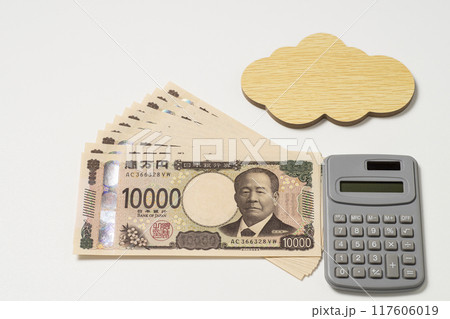 新紙幣の十万円とメモボードと電卓 新紙幣の十万円とメモボードと電卓 117606019
