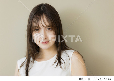ストレートヘアの女性 117606253