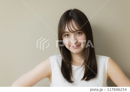 ストレートヘアの女性 117606254