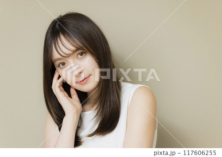 ストレートヘアの女性 117606255
