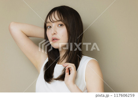 ストレートヘアの女性 117606259