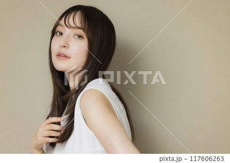 ストレートヘアの女性 117606263