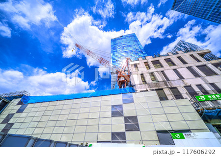 日本の東京都市景観 8月。さよなら渋谷駅西口…解体が進みビルの左側が消滅…青空が見えるように=20日 日本の東京都市景観 8月。さよなら渋谷駅西口…解体が進みビルの左側が消滅…青空が見えるように=20日 117606292