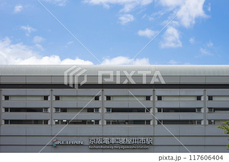 寝屋川市駅の駅舎と青空 117606404