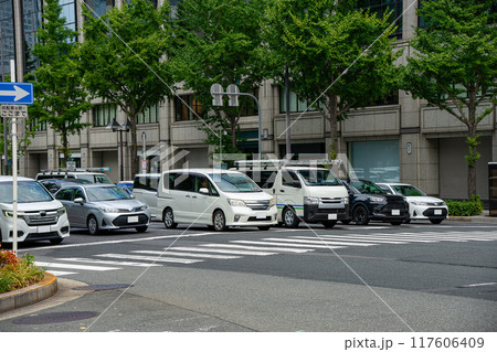 信号待ちで停車している自動車 117606409