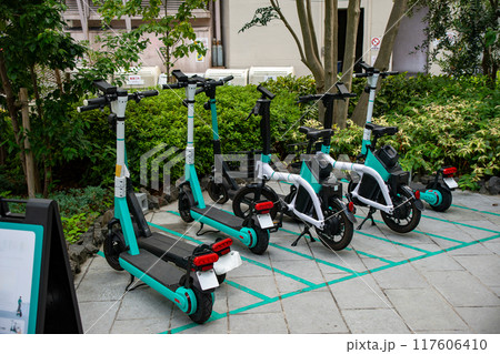 電動キックボードと電動アシスト自転車 117606410
