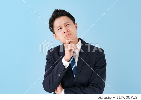 ビジネス　男性　悩む 117606719