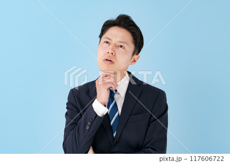 ビジネス　男性　悩む 117606722