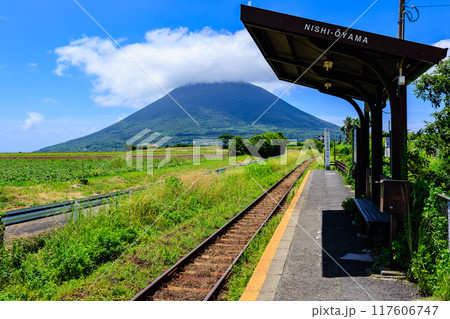 JR西大山駅のホームから見る開聞岳 JR西大山駅のホームから見る開聞岳 117606747