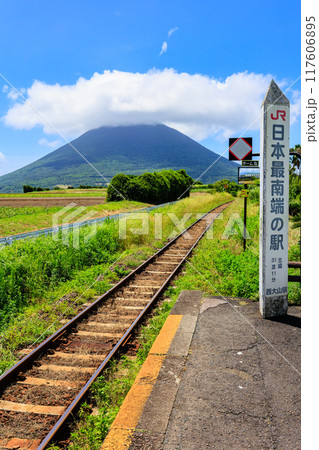 JR西大山駅のホームから見る開聞岳 JR西大山駅のホームから見る開聞岳 117606895