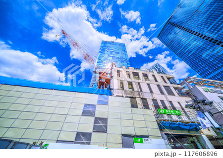 日本の東京都市景観 8月。さよなら渋谷駅西口…解体が進みビルの左側が消滅…青空が見えるように＝20日 117606896