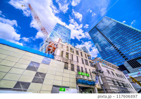 日本の東京都市景観 8月。さよなら渋谷駅西口…解体が進みビルの左側が消滅…青空が見えるように=20日 日本の東京都市景観 8月。さよなら渋谷駅西口…解体が進みビルの左側が消滅…青空が見えるように=20日 117606897